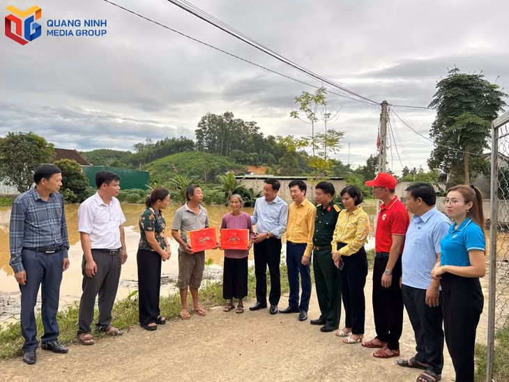 Đoàn công tác tỉnh Quảng Ninh đi thăm và tặng quà 2 hộ dân xã Anh Sơn Đông. 