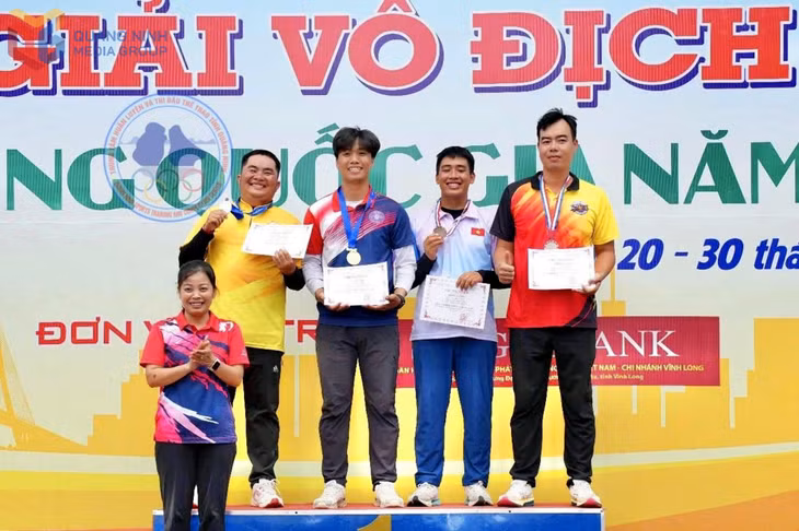 VĐV Đặng Công Đức (thứ 2 từ trái sang) giành 6 HCV ở các nội dung cung 3 dây nam. Đức cùng các đồng đội giúp Quảng Ninh giành Nhất toàn đoàn tại giải.