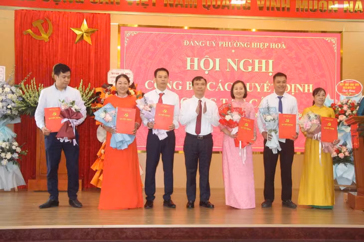 Đảng ủy phường Hiệp Hòa công bố các Quyết định của đảng ủy phường về thành lập các cơ quan chuyên trách tham mưu, giúp việc Đảng ủy. Ảnh: Bùi Niên
