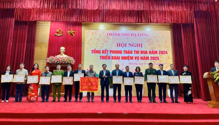 Đảng bộ Công ty được Thành ủy Hạ Long khen thưởng là “Đảng bộ cơ sở bốn tốt” tiêu biểu và xếp loại “Hoàn thành xuất sắc nhiệm vụ”năm 2024.