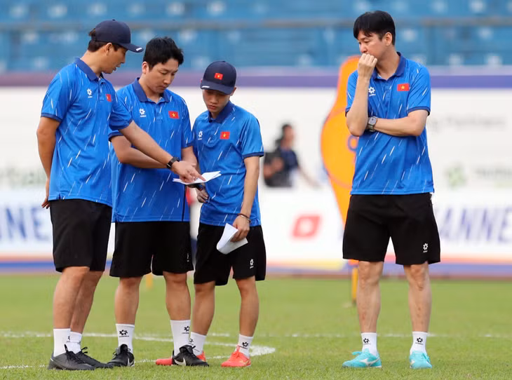Chính vì điều đó khiến HLV Kim Sang Sik vừa an tâm vừa đau đầu...