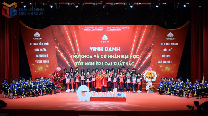 Trường Đại học Hạ Long trao bằng tốt nghiệp cho các tân cử nhân niên khoá 2021-2025.