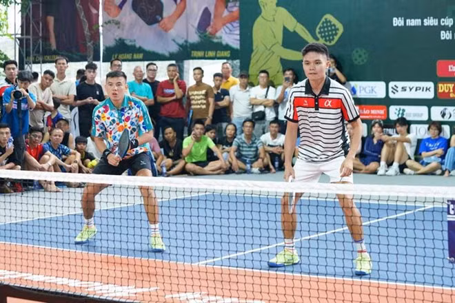 Lý Hoàng Nam (trái) và Trịnh Linh Giang tham gia giải Gia Lai Pickleball năm 2025. Ảnh: Mỹ Duyên