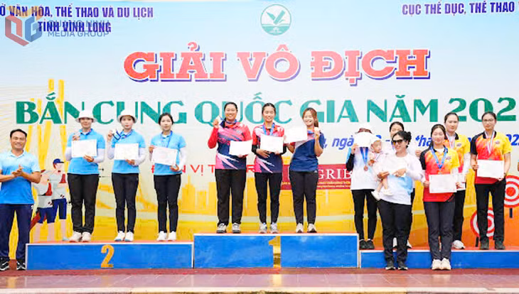 Các VĐV Quảng Ninh (bục số 1) giành HCV nội dung đồng đội nữ cung 3 dây.