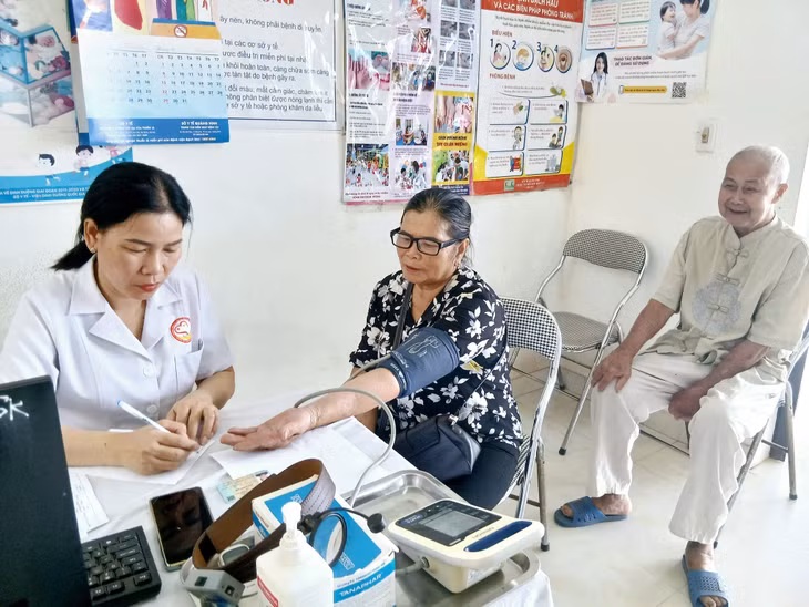 Người dân phường Hiệp Hòa thăm khám sức khỏe tại Trạm y tế phường.