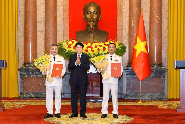 Chủ tịch nước trao quyết định thăng cấp bậc hàm Thượng tướng đối với các đồng chí Thứ trưởng Công an: Phạm Thế Tùng, Nguyễn Ngọc Lâm.