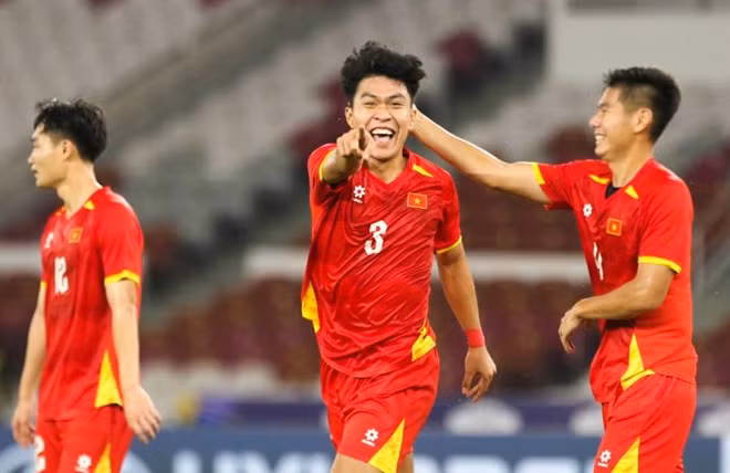 Trung vệ Lý Đức dính chấn thương trước trận bán kết giữa U23 Việt Nam và U23 Philippines. Ảnh: VFF