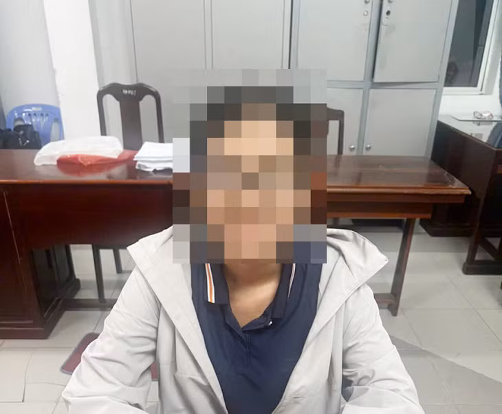 Cháu V.B.M.L. trình bày sự việc tại cơ quan Công an.