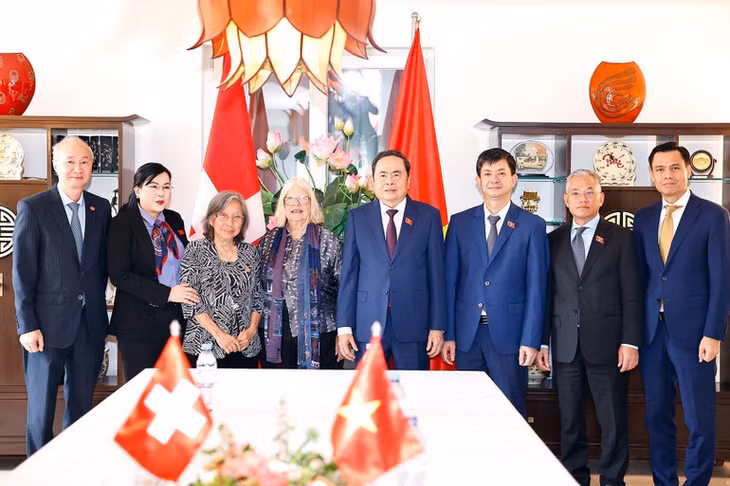 Chủ tịch Quốc hội Trần Thanh Mẫn và Chủ tịch Hội hữu nghị Thụy Sĩ-Việt Nam Anjuska Marija Weil chụp ảnh chung với các đại biểu. (Ảnh: Doãn Tấn/TTXVN)