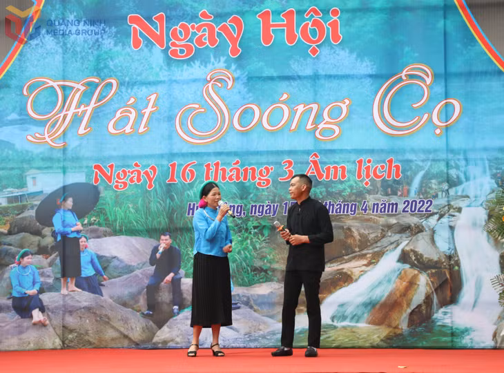 Anh Trạch A Thìn cùng bạn biểu diễn trong Ngày hội hát Soóng Cọ của địa phương. (Ảnh nhân vật cung cấp)