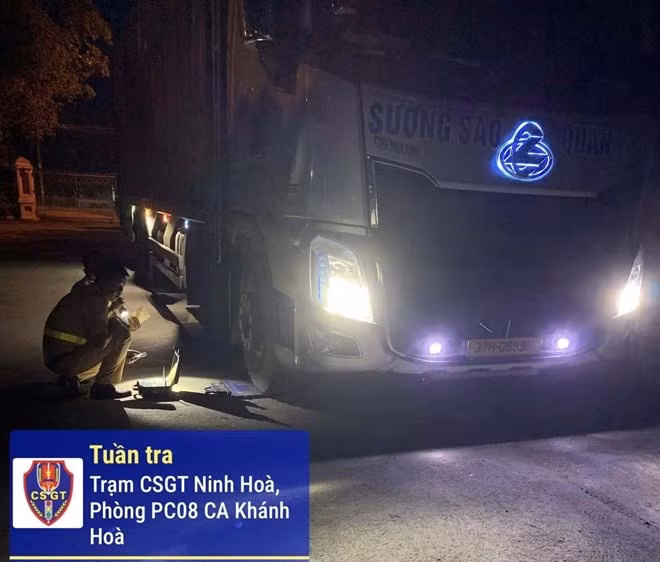 CSGT tỉnh Khánh Hòa đã xử lý một xe tải chở muối vi phạm về tải trọng. Ảnh: Cục CSGT