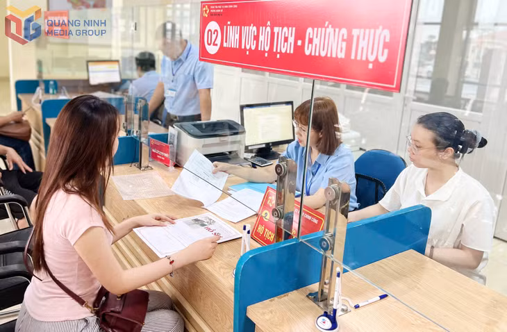 Cán bộ Trung tâm Phục vụ hành chính công phường Hoành Bồ giải quyết thủ tục hành chính của người dân.