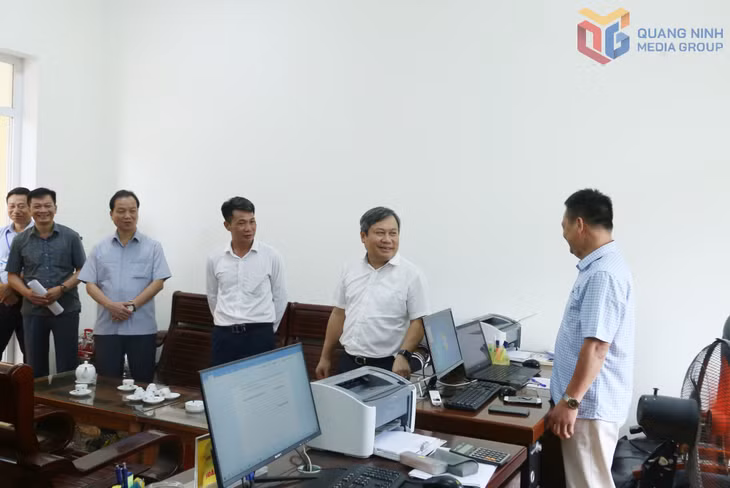 Đồng chí Bí thư Tỉnh ủy trò chuyện với cán bộ công chức xã Kỳ Thượng.
