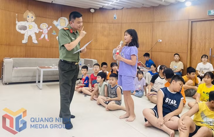 Không chỉ lắng nghe, các em còn hào hứng tham gia trò chơi đố vui, trả lời các câu hỏi tình huống liên quan đến chủ đề của chương trình.