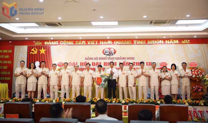 Đồng chí Vũ Văn Diện, Phó Chủ tịch Thường trực UBND tỉnh trao quyết định và tặng hoa chúc mừng Ban Chấp hành Đảng bộ Thuế Quảng Ninh nhiệm kỳ 2025 – 2030.