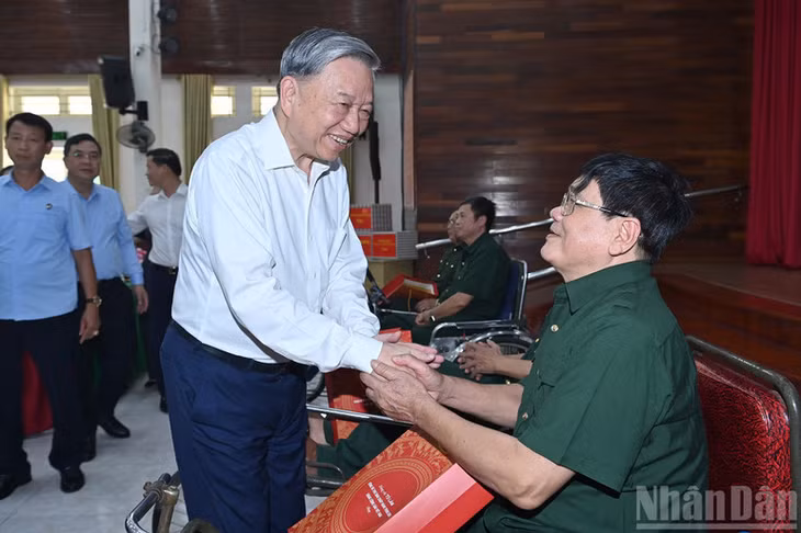 Tổng Bí thư Tô Lâm tặng quà thương binh nặng tại Trung tâm Điều dưỡng thương binh Thuận Thành (phường Ninh Xá, tỉnh Bắc Ninh).