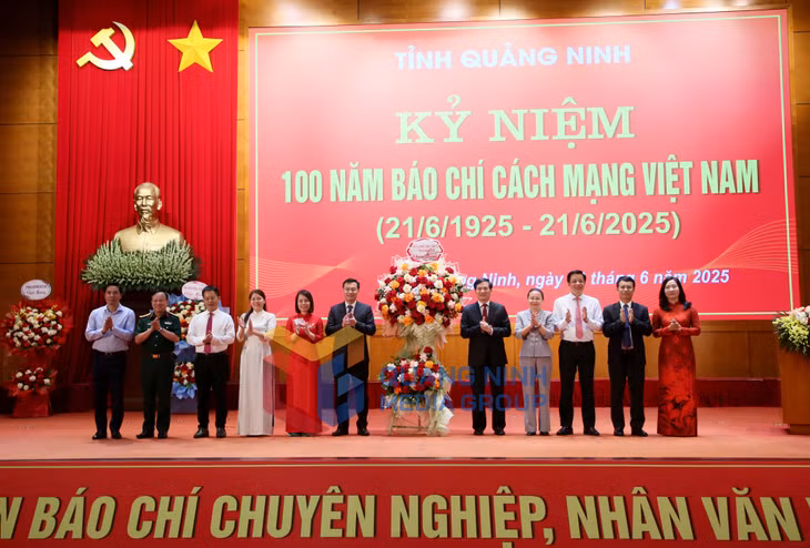 Tỉnh ủy-HĐND-UBND-Ủy ban MTTQ tỉnh tặng hoa chúc mừng kỷ niệm 100 năm Ngày Báo chí Cách mạng Việt Nam, 97 năm Báo Than, 62 năm Báo Quảng Ninh ra số đầu tiên, 42 năm phát sóng Truyền hình Quảng Ninh (7-2025). Ảnh: Minh Hà