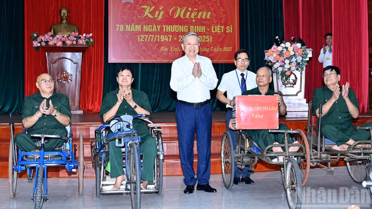 Tổng Bí thư Tô Lâm tặng quà thương binh nặng tại Trung tâm Điều dưỡng thương binh Thuận Thành (phường Ninh Xá, tỉnh Bắc Ninh). (Ảnh: ĐĂNG KHOA)