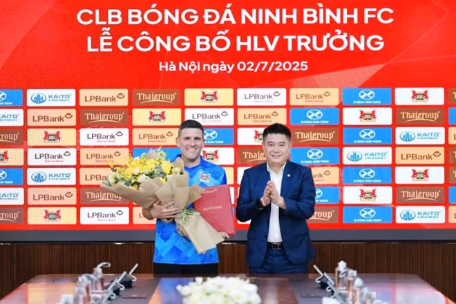 Huấn luyện viên Gerard Albadalejo ra mắt câu lạc bộ Ninh Bình. Họ là một trong những đội bóng hoạt động mạnh nhất trên thị trường chuyển nhượng V.League 2025-2026. Ảnh: NBFC