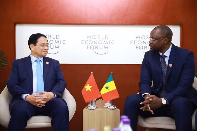 Nhân chuyến tham dự Hội nghị thường niên các nhà tiên phong lần thứ 16 của Diễn đàn Kinh tế thế giới (WEF 16) ở thành phố Thiên Tân và làm việc tại Trung Quốc, sáng 25/6/2025, Thủ tướng Phạm Minh Chính gặp Thủ tướng Senegal Ousmane Sonko. (Ảnh: TTXVN)