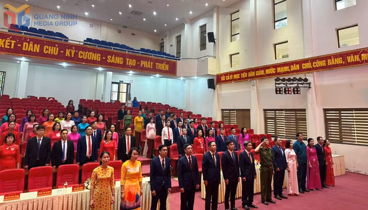 Buổi chào cờ đầu tiên của phường Uông Bí.