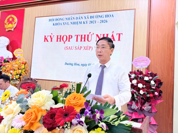 Đồng chí Hồ Đức Quang, Bí thư Đảng uỷ, Chủ tịch HĐND xã chủ trì kỳ họp thứ nhất HĐND xã Đường Hoa.