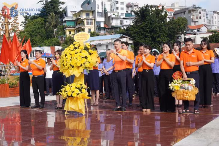 Cán bộ, nhân viên Ngân hàng SHB chi nhánh Quảng Ninh dâng hương, dâng hoa tại Đài tưởng niệm các Anh hùng liệt sĩ.