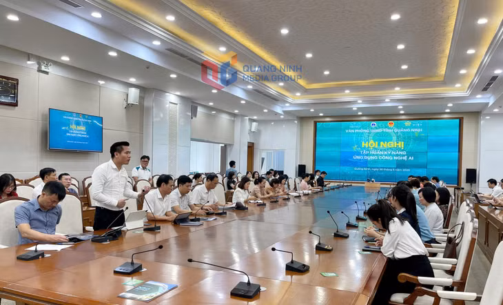 Văn phòng UBND tỉnh tập huấn sử dụng ứng dụng AI hỗ trợ xử lý công việc.