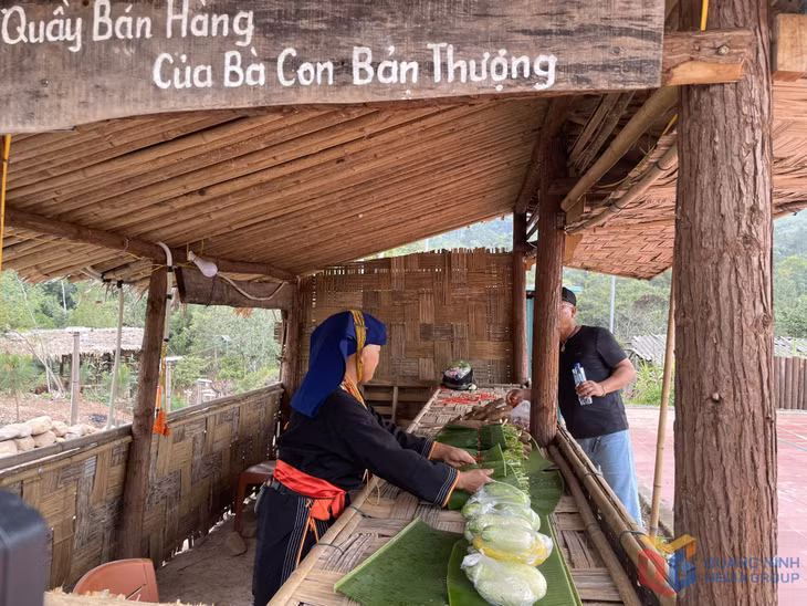 Quầy bán nông sản của bà con thôn Khe Phương (xã Kỳ Thượng) tại Am Váp Farm.