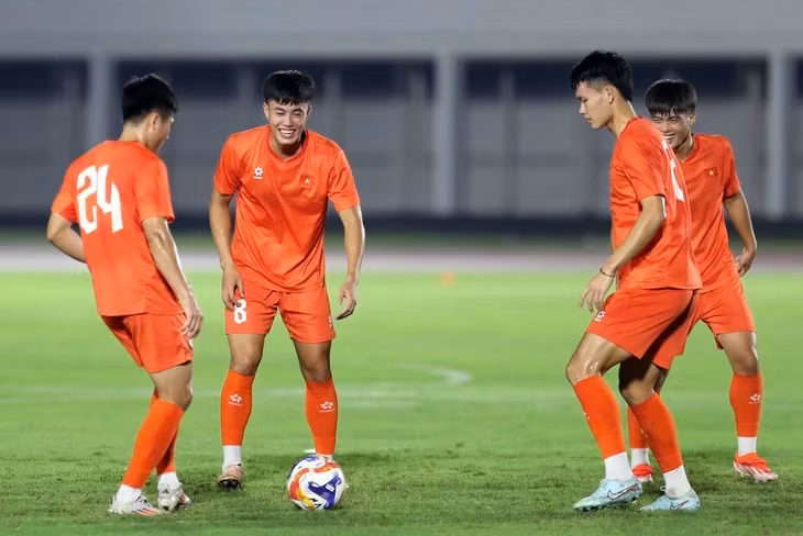 U23 Việt Nam thoải mái trên sân tập tối 18-7 - Ảnh: ANH KHOA
