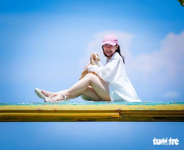 Khách du lịch thích thú chụp ảnh check-in trên đảo - Ảnh: DŨNG NHÂN