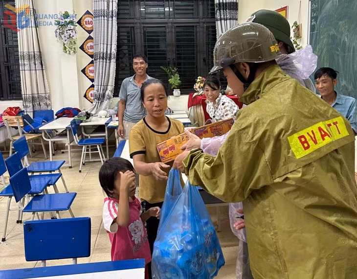 Những người có hoàn cảnh khó khăn được các lực lượng chức năng phường hỗ trợ mỳ tôm và nước uống.