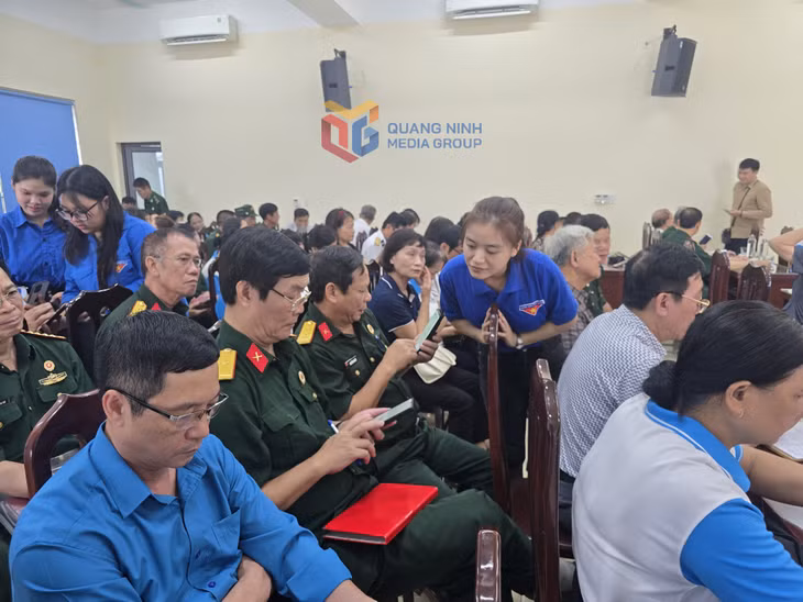 Các đại biểu được hướng dẫn sử dụng trợ lý ảo ChatGPT.