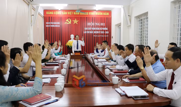 Hội nghị BCH Đảng bộ phường Hồng Gai lần thứ I, nhiệm kỳ 2025-2030, biểu quyết thông qua các chủ trương.