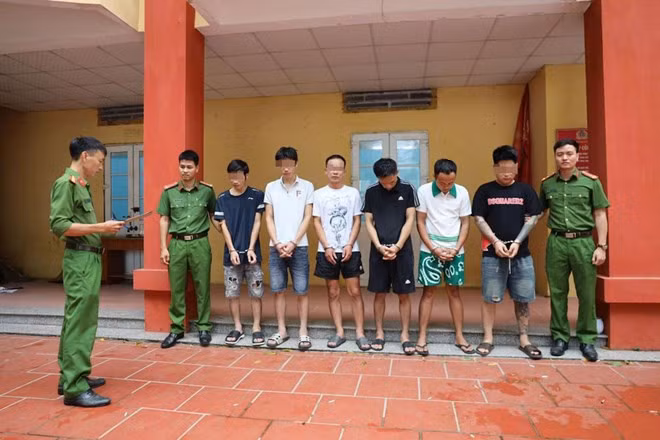 6 đối tượng dương tính ma túy tại khu nhà trọ ở phường Mỹ Hào. Ảnh: Công an tỉnh Hưng Yên