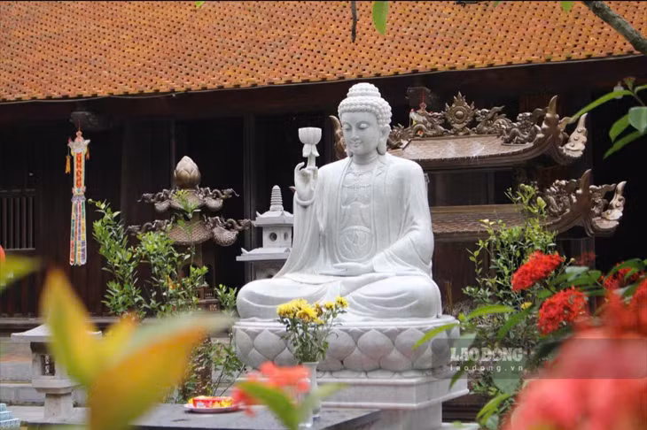 Với giá trị đặc biệt tiêu biểu, di tích lịch sử và kiến trúc nghệ thuật, chùa Vĩnh Nghiêm suốt nhiều thập kỷ qua đã trở thành địa điểm dừng chân lý tưởng của du khách trước khi vượt sông leo núi về với kinh đô của đất thánh Yên Tử.