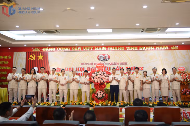 Đồng chí Lê Long, Phó Cục trưởng Cục Thuế tặng hoa chúc mừng Đại hội.