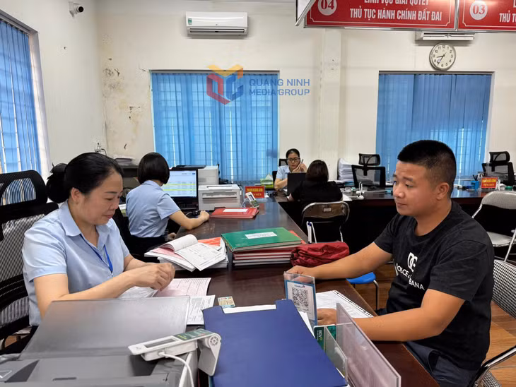 Cán bộ Phòng Kinh tế, Hạ tầng và Đô Thị phường Uông Bí tiếp nhận hồ sơ thủ tục hành chính của người dân trong ngày làm việc đầu tiên theo mô hình chính quyền 2 cấp.