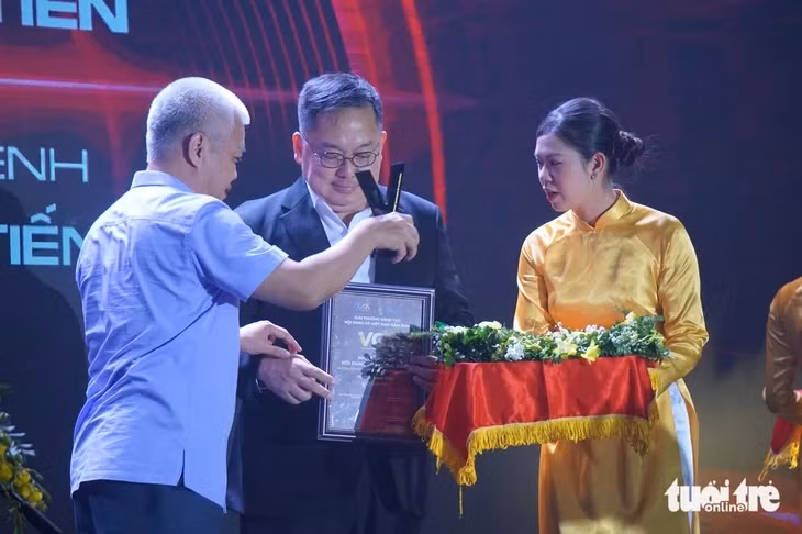 Ông Hoàng Nam Tiến nhận giải thưởng Nhà sáng tạo nội dung số vì cộng đồng - Ảnh: T.ĐIỂU