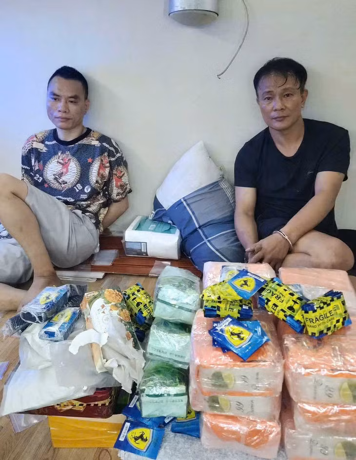 Các đối tượng và tang vật thu giữ. Ảnh: Ngọc Bích