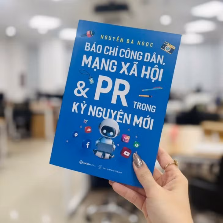 Sách Báo chí công dân, mạng xã hội và PR trong kỷ nguyên mới - Ảnh: NXB