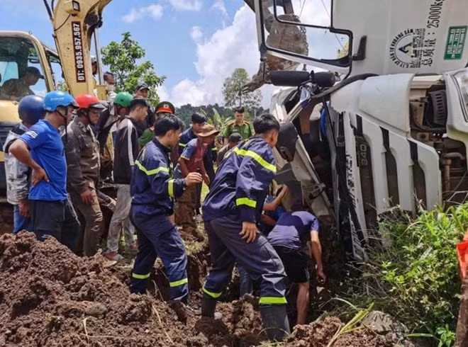 Lực lượng chức năng tiến hành giải cứu nạn nhân. Ảnh: Công an cung cấp