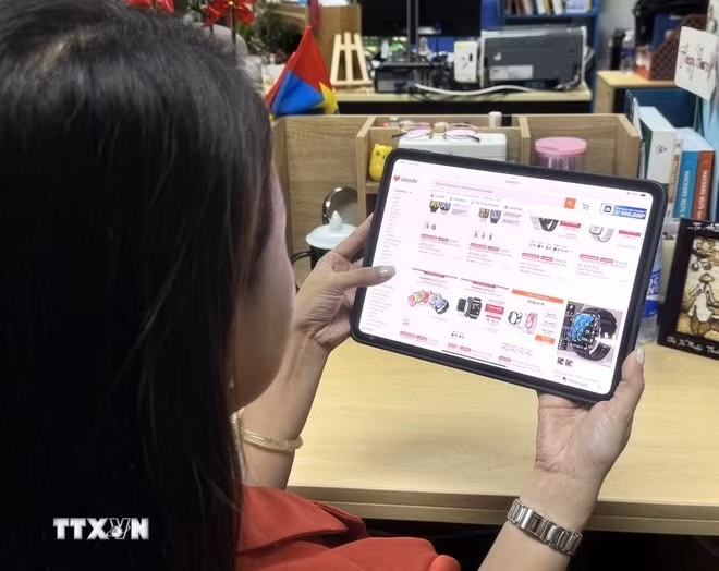 Làm đẹp, thời trang là nhóm hàng có doanh thu cao nhất trên sàn thương mại điện tử. Ảnh: Hương Giang/TTXVN.