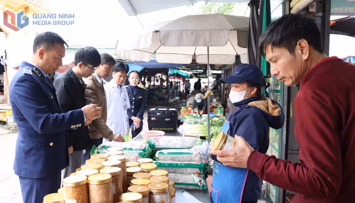 Đoàn kiểm tra liên ngành về vệ sinh ATTP huyện Đầm Hà tiến hành kiểm tra tại Chợ trung tâm huyện vào tháng 1/2025. Ảnh: CTV Thanh Nga
