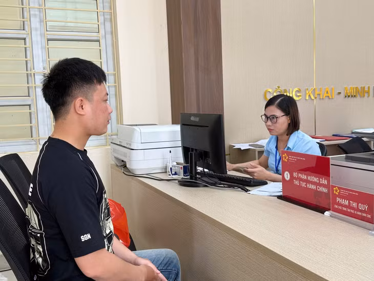 Anh Nguyễn Văn Biên, khu phố Sông Khoai 2, giải quyết TTHC tại Trung tâm phục vụ hành chính công phường Hiệp Hòa.