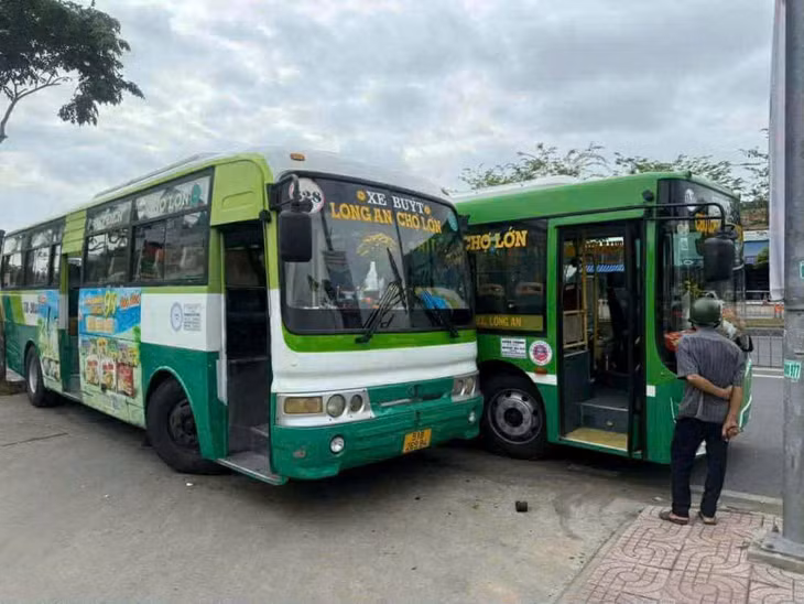 Hình ảnh hai xe buýt chèn ép nhau trên đường Kinh Dương Vương, TPHCM, tài xế bị đình chỉ công việc. Ảnh: Đông Hoàng