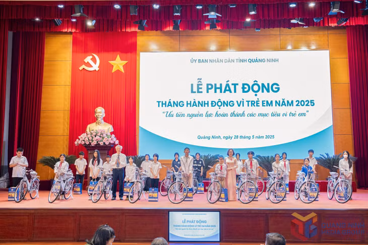 UBND tỉnh tổ chức Lễ phát động Tháng hành động vì trẻ em năm 2025 và trao tặng xe đạp cho 20 em học sinh hoàn cảnh khó khăn. Ảnh: Nguyễn Trang