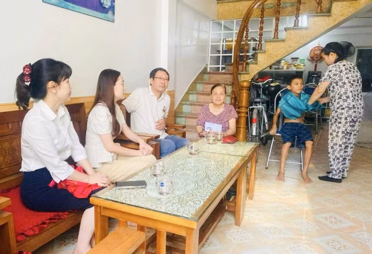 Đồng chí Bùi Thị Huyền Trang, Phó Bí thư Đảng ủy, Chủ tịch UBND phường Hà Lầm (thứ 2 từ trái sang) thăm hỏi, chia buồn và động viên gia đình.