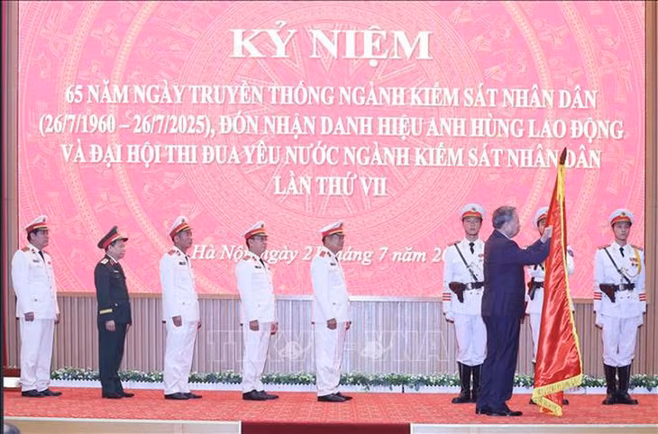 Tổng Bí thư trao tặng danh hiệu Anh hùng Lao động cho tập thể Viện KSND Tối cao - Ảnh: TTXVN