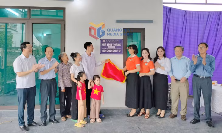 Hội Bảo trợ NKT-TMC tỉnh cùng UBND phường Hoàng Quế và CLB Thiện nguyện Nhân tâm Hạ Long khánh thành Nhà tình thương cho hộ gia đình anh Hoàng Văn Tuân (thôn Lâm Xá 1, phường Hoàng Quế).